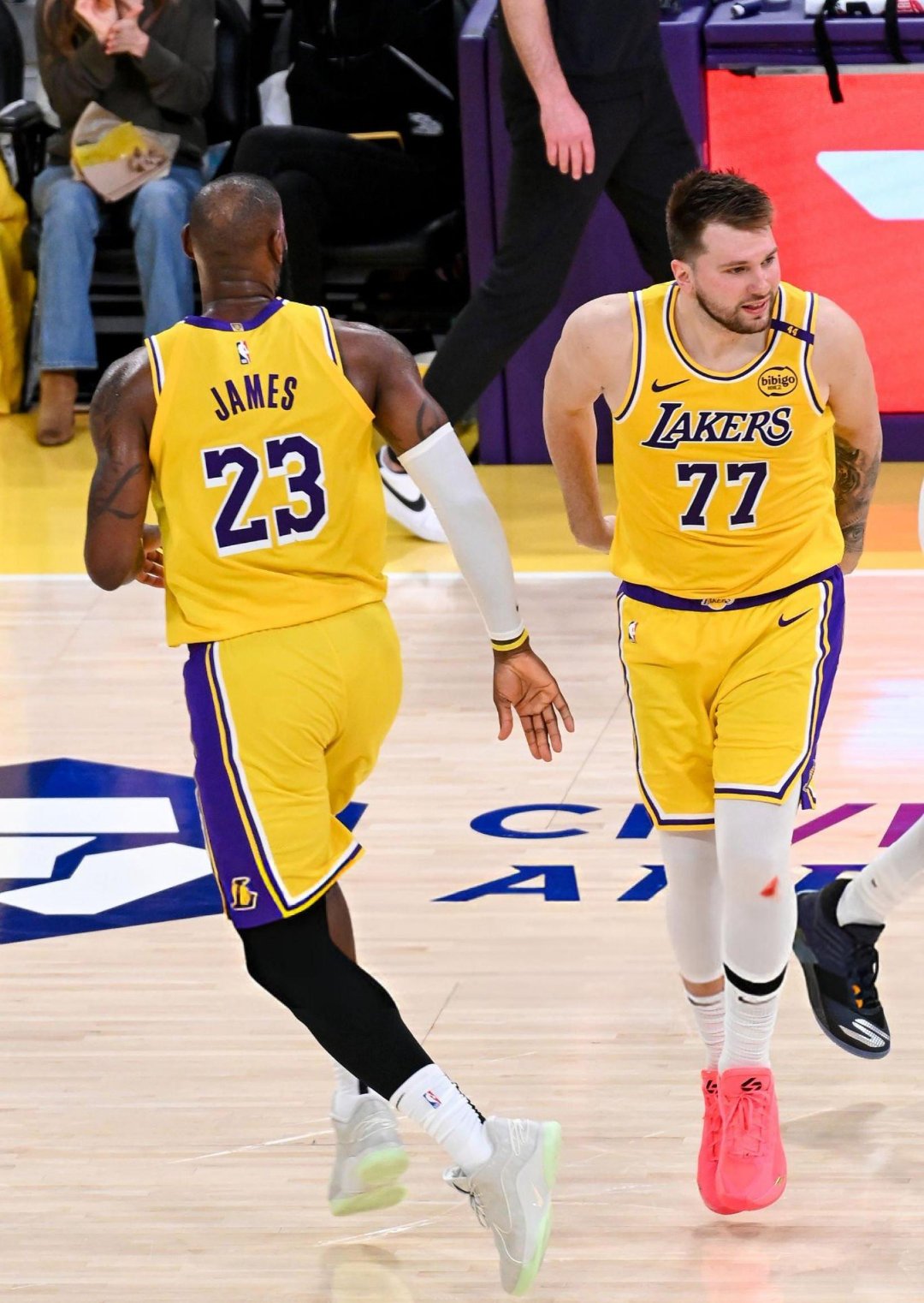 关于洛杉矶湖人训练开放日，赛后伤情更新引欢呼，社区盾在即，球队文化再被提及的信息